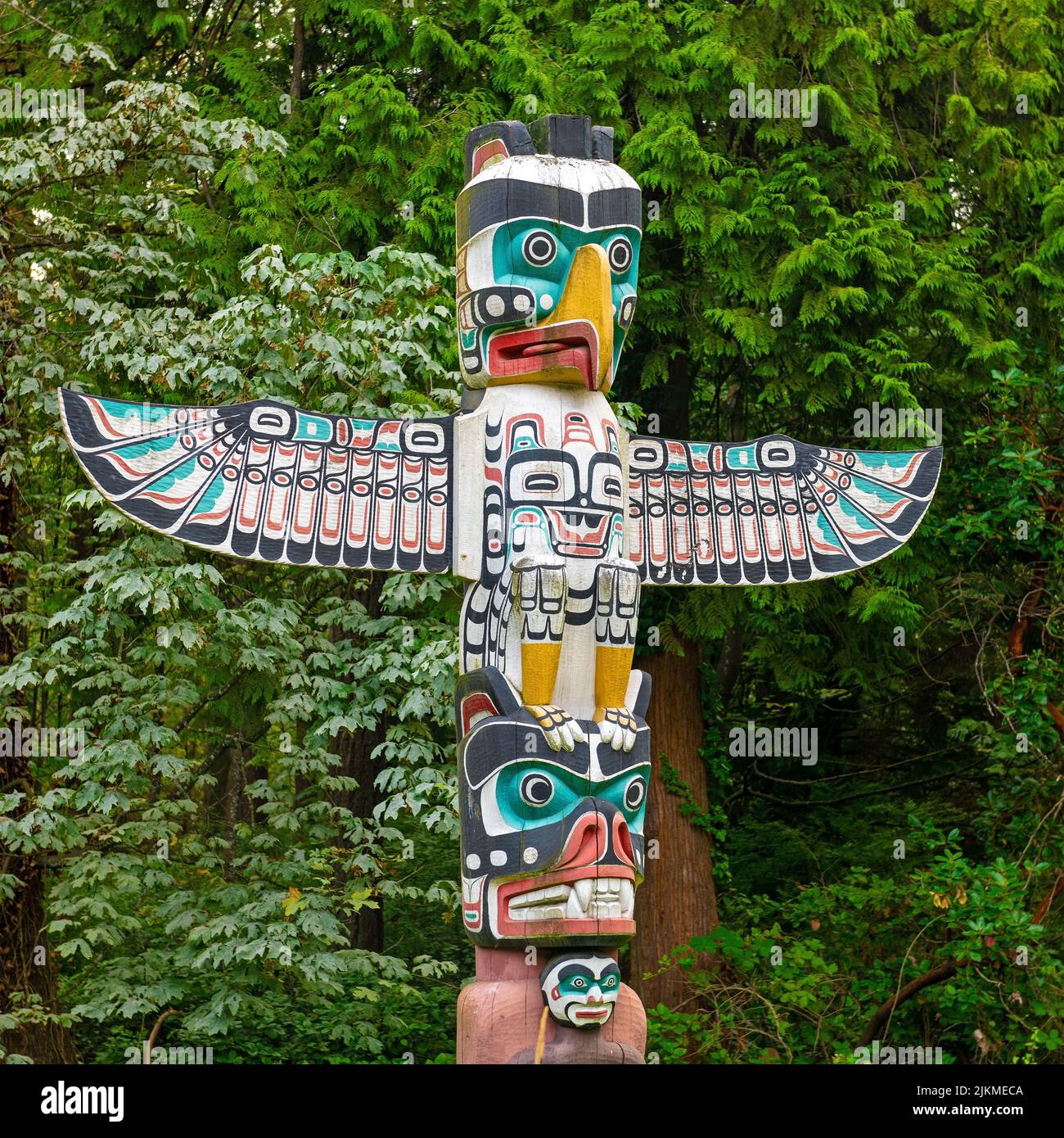 Il primo polo totem simbolo di aquila nativo delle nazioni in Stanley Park, Vancouver, Columbia Britannica, Canada. Foto Stock