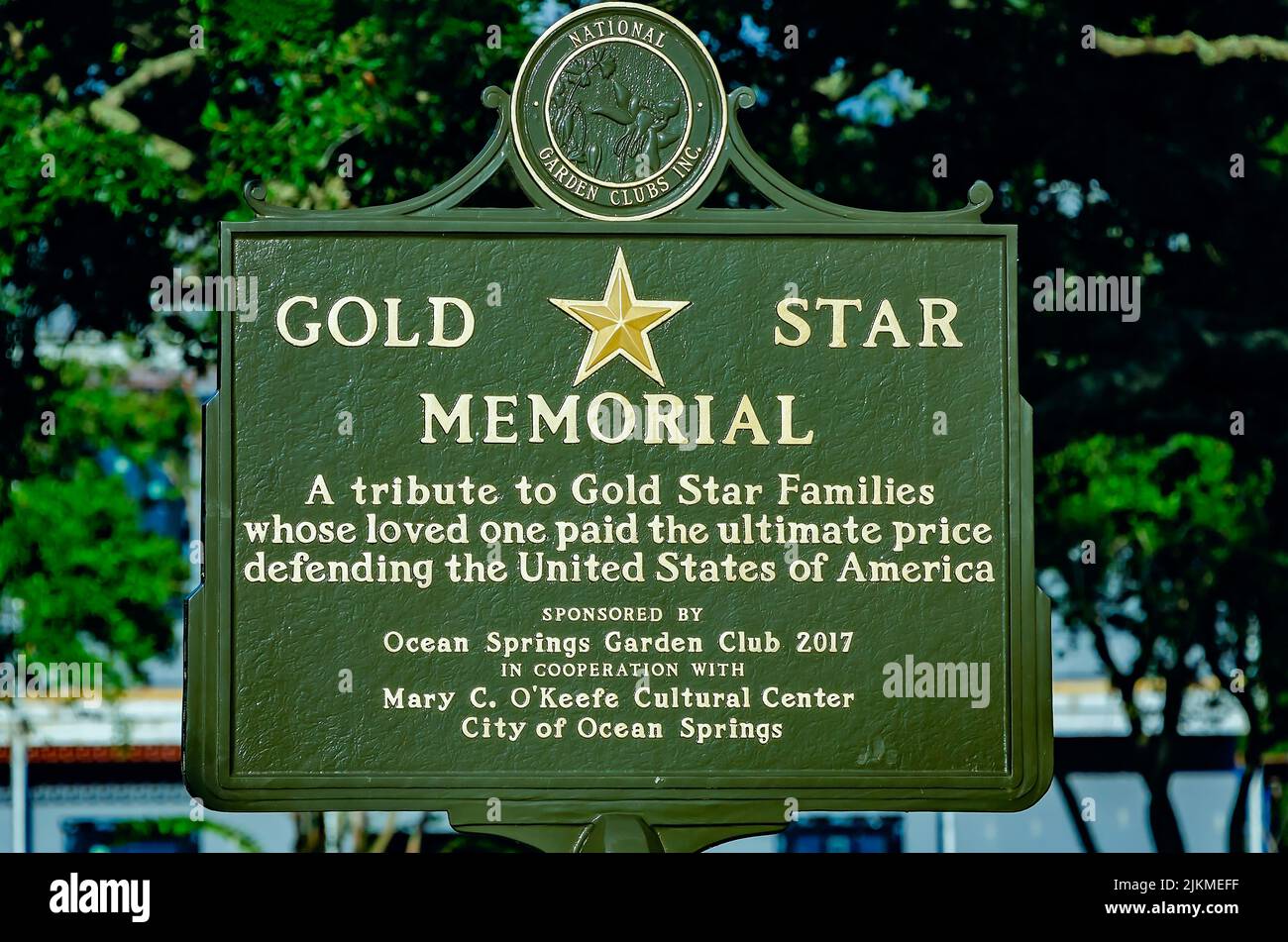 A Pershing Square, 31 luglio 2022, a Ocean Springs, Mississippi, è raffigurata una targa commemorativa della Gold Star. La targa onora le famiglie Gold Star. Foto Stock