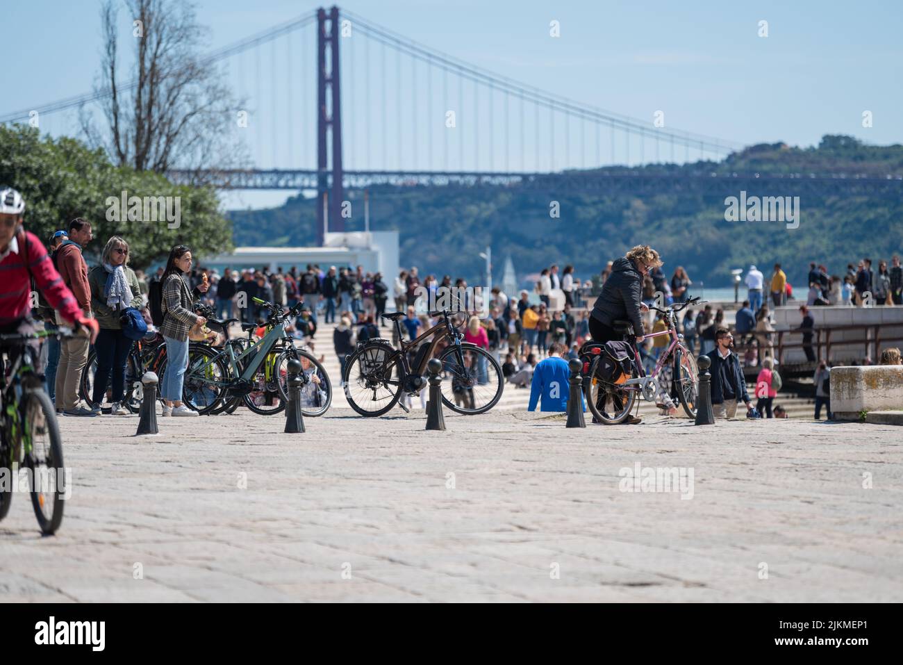 Molte persone nei giardini di Belem usano la bicicletta come mezzo di trasporto a Lisbona, Portogallo Foto Stock