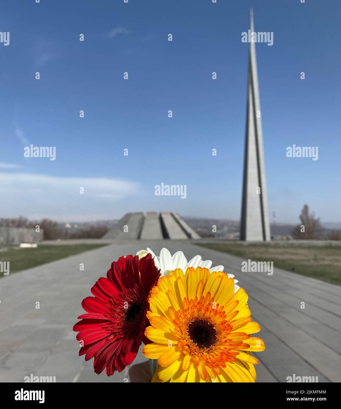 Il complesso commemorativo del genocidio armeno di Tsitsernakaberd e tre fiori per il rispetto degli assassinati Foto Stock
