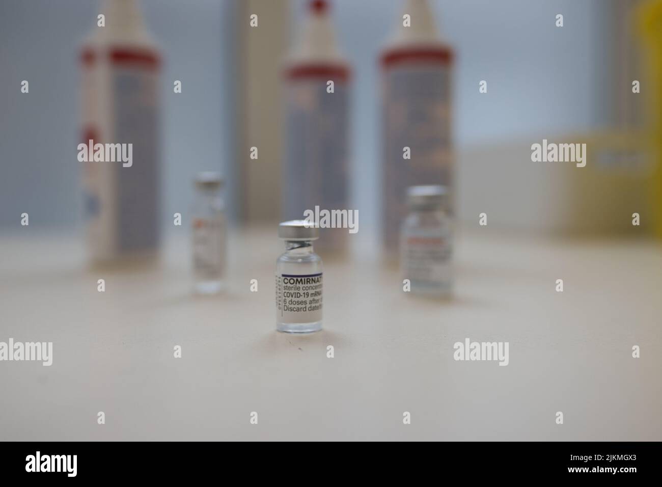 Un primo piano di nuove bottiglie di vaccino Covid-19 su un tavolo Foto Stock