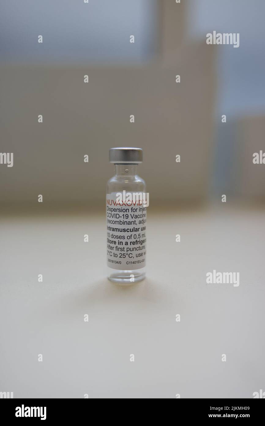 Un primo piano di una nuova bottiglia di vaccino Covid-19 su un tavolo Foto Stock