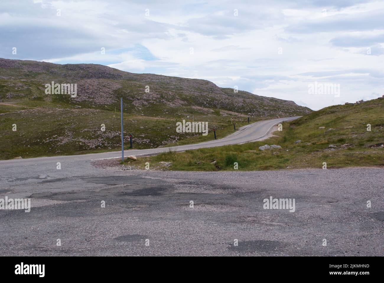 Alcune strade vicino ad alcune colline in una giornata nuvolosa in Scozia. Foto Stock