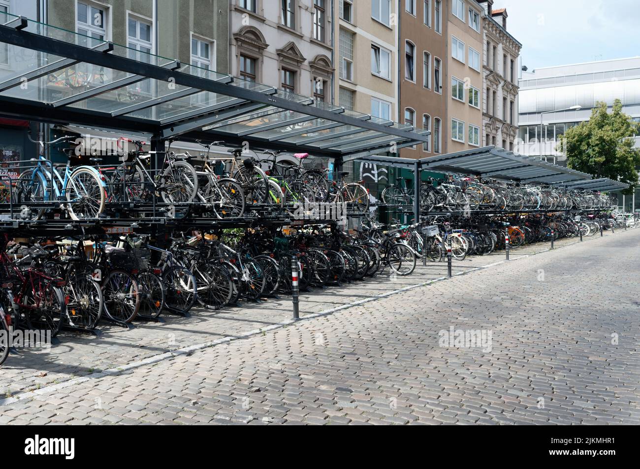 Colonia, Germania, 02 agosto 2022: Parcheggio per biciclette a due piani presso la stazione sud di colonia Foto Stock