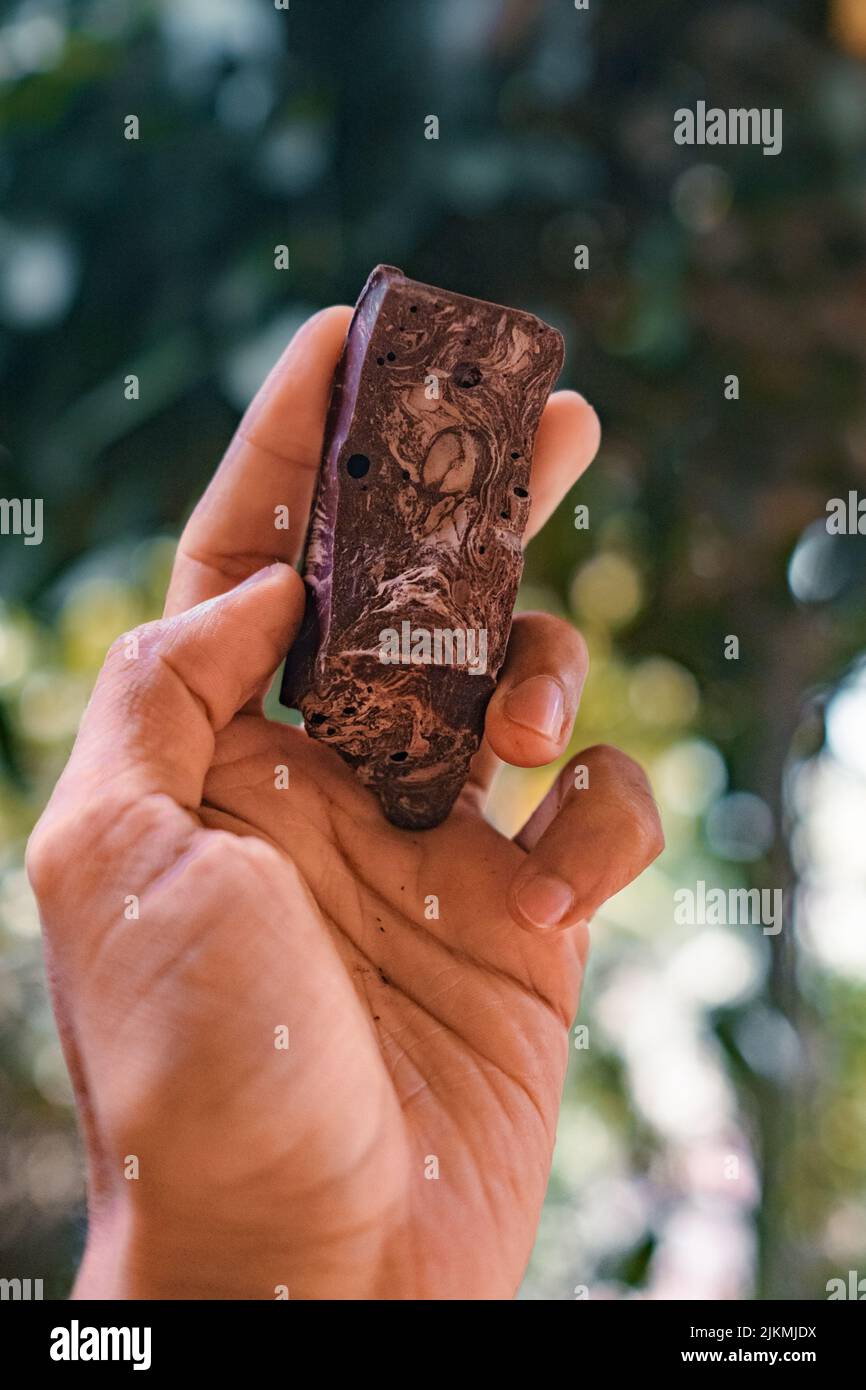 Un colpo verticale di una mano che tiene cacao in Guatemala Foto Stock Un colpo verticale di una mano che tiene cacao in Guatemala Foto Stock