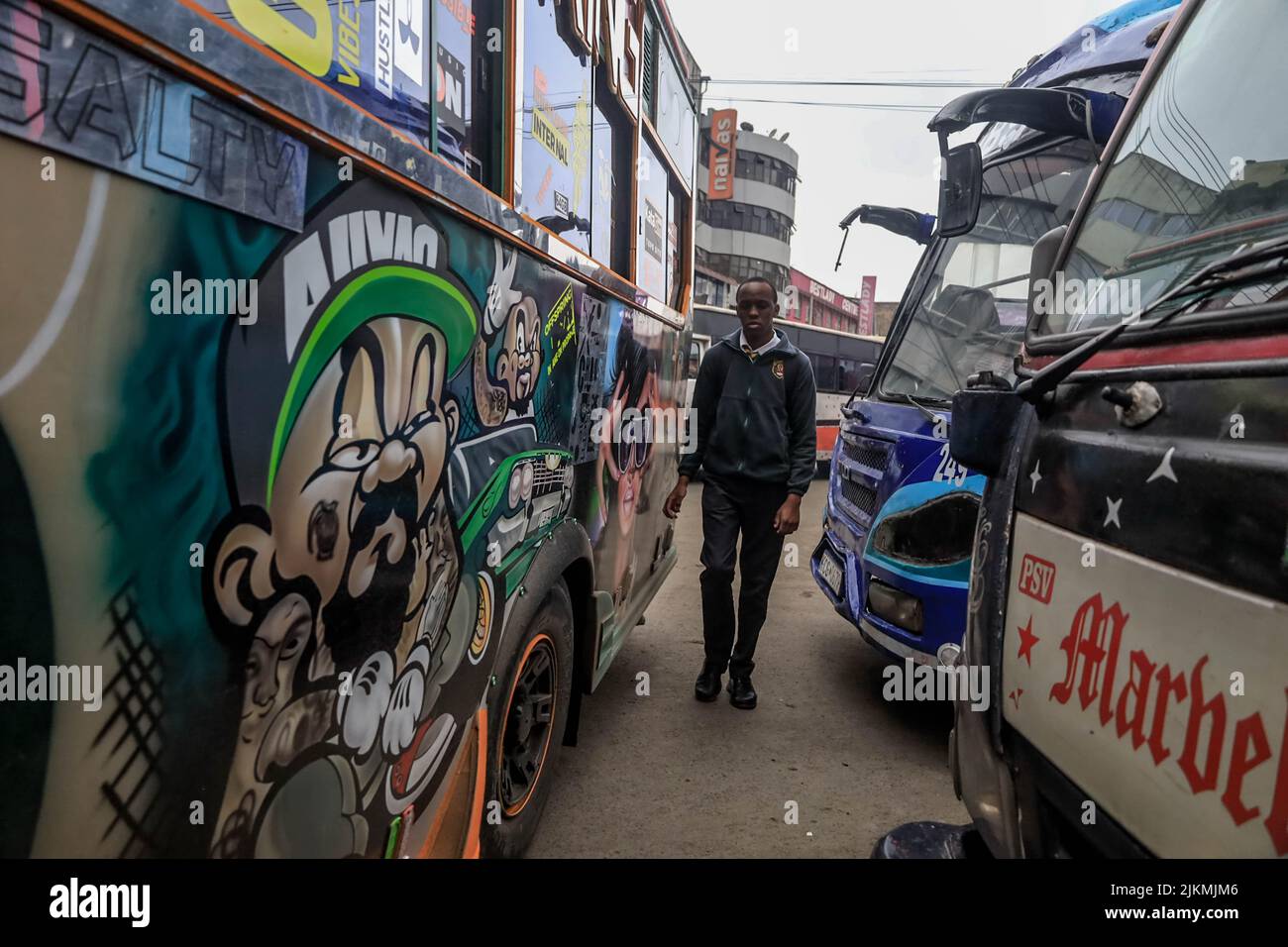 Nairobi, Kenya. 2nd ago 2022. Uno studente passa davanti a un trafficato terminal degli autobus nel quartiere centrale degli affari di Nairobi, dirigendosi a casa per brevi vacanze seguendo le direttive del Segretario del Gabinetto dell'Istruzione (CS) George Magoha per chiudere le scuole e aprire la strada per le elezioni generali del 2022 in Kenya. La maggior parte delle scuole keniote erano state chiuse il 2 agosto 2022 per una breve vacanza di medio periodo in seguito ad un ordine del professore del Segretario del Gabinetto dell'Istruzione (CS) George Magoha di creare abbastanza tempo di preparazione per le elezioni generali del 9 agosto 2022 in Kenya. (Credit Image: © Donwilson Odhiambo/ZUMA Press Wire) Foto Stock