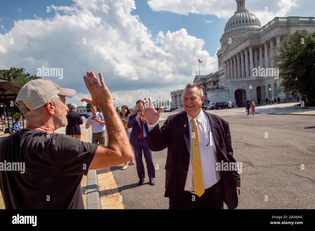 Il senatore degli Stati Uniti Jon Tester (democratico del Montana), a destra, è accolto dal comico e veterano attivista per i diritti Jon Stewart, a sinistra, dopo l'incontro con i veterani prima di un passaggio finale previsto di un disegno di legge per i veterani con malattie tossiche di esposizione, al di fuori del Campidoglio degli Stati Uniti a Washington, DC, martedì 2 agosto, 2022. Credito: Rod Lamkey/CNP/MediaPunch Foto Stock