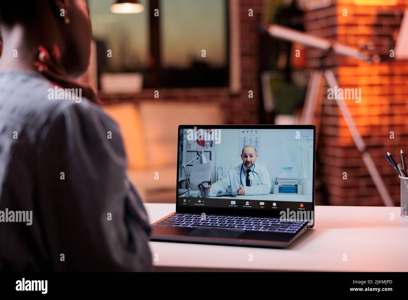 Donna che ha appuntamento con il medico su videocall utilizzando il laptop, concetto di teletrasHealth. Consultazione online con medico medico medico medico generico professionista, servizio di telemedicina Foto Stock