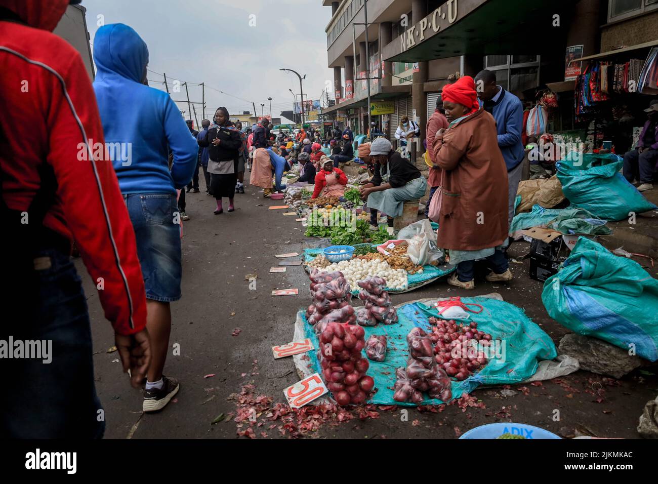 Nairobi, Kenya. 2nd ago 2022. I pedoni passano accanto ai falchi che vendono i loro prodotti per le strade del quartiere centrale degli affari di Nairobi in Kenya. La maggior parte delle scuole keniote erano state chiuse il 2 agosto 2022 per una breve vacanza di medio periodo in seguito ad un ordine del professore del Segretario del Gabinetto dell'Istruzione (CS) George Magoha di creare abbastanza tempo di preparazione per le elezioni generali del 9 agosto 2022 in Kenya. (Credit Image: © Donwilson Odhiambo/ZUMA Press Wire) Foto Stock