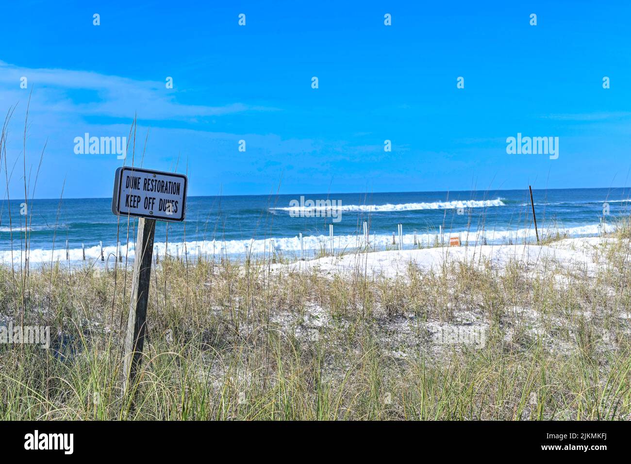 Una spiaggia con un cartello di avviso sulla spiaggia in una bella mattinata a Destin, Florida, Stati Uniti Foto Stock