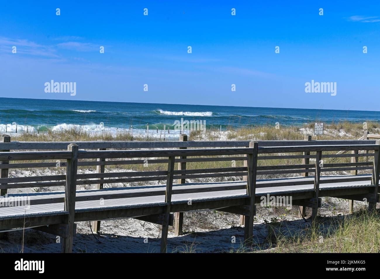 Una splendida costa con il passaggio sulla spiaggia a Destin, Florida, USA, sotto un cielo limpido Foto Stock