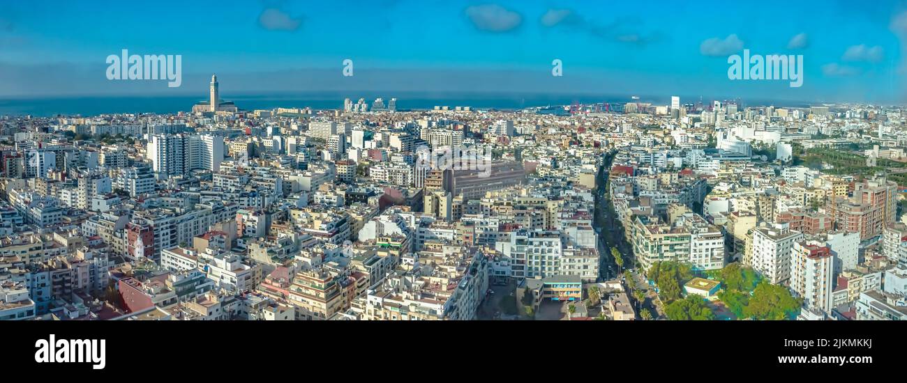 Una vista panoramica della città di Casablanca sotto il cielo nuvoloso in Marocco Foto Stock
