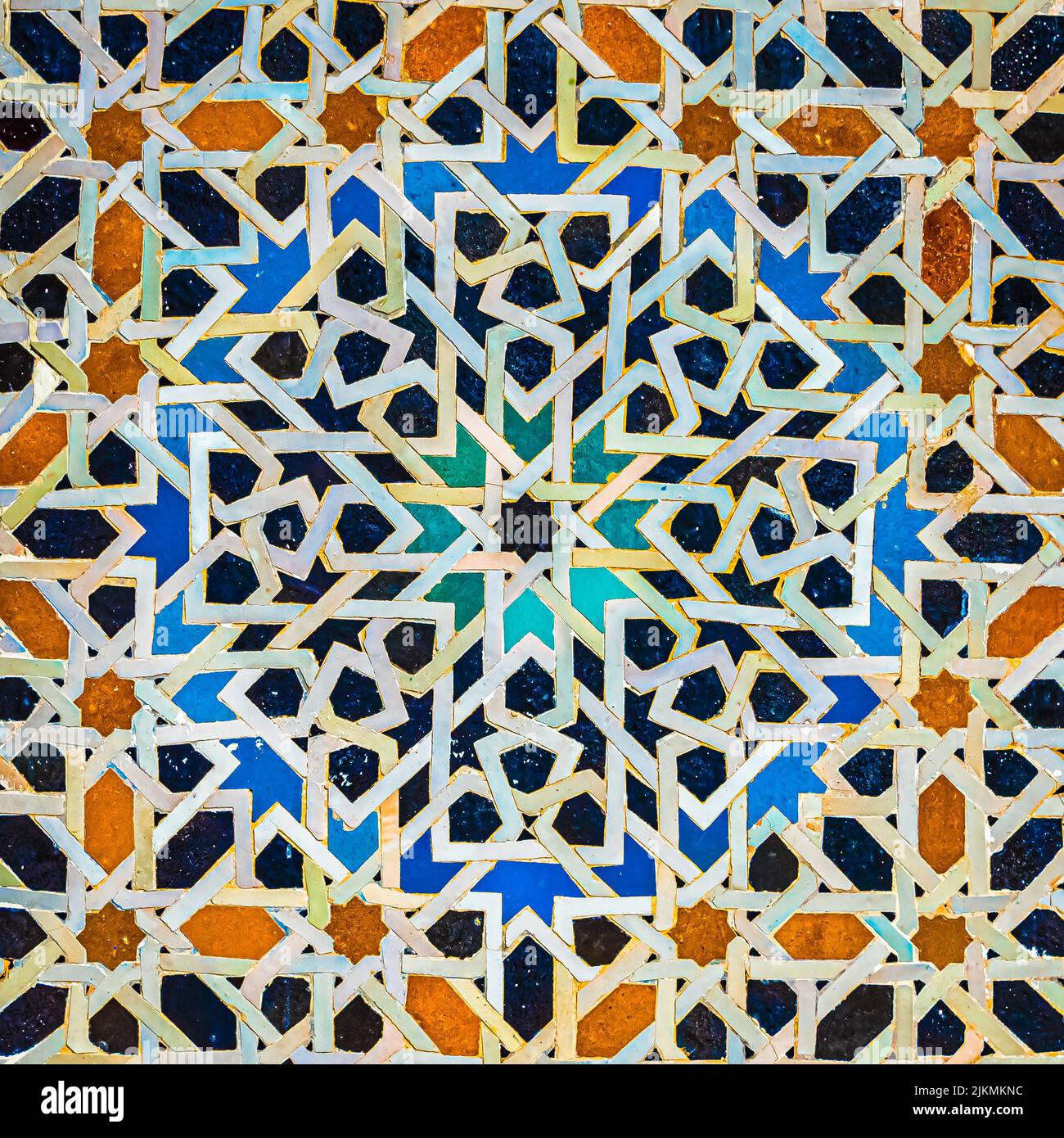 Uno splendido sfondo colorato in pile di ornamenti a mosaico Foto Stock