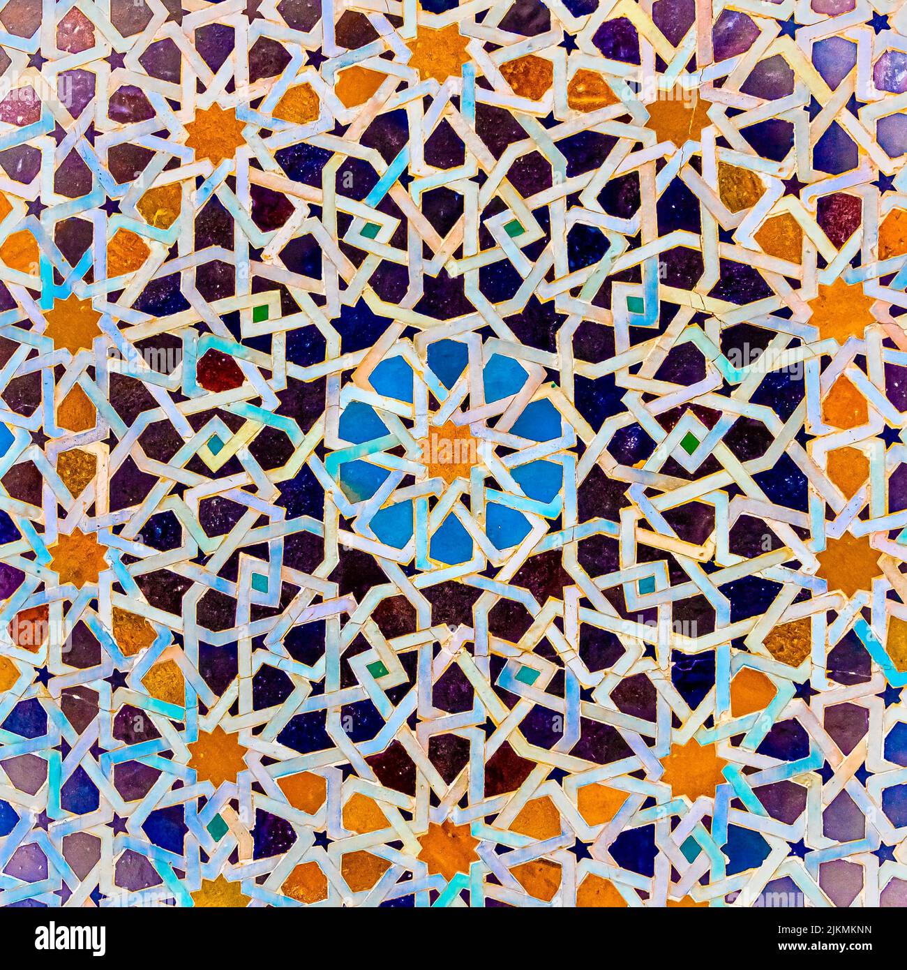 Uno splendido sfondo colorato in pile di ornamenti a mosaico Foto Stock