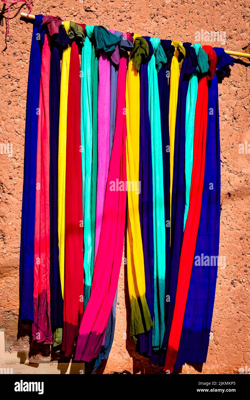 Un primo piano di tessuti colorati appesi su una corda Foto Stock