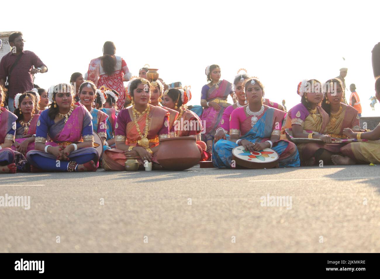 Chennai, Tamilnadu, India - Gennaio 26 2020 : gli studenti delle scuole indossano costumi colorati e presentano la loro arte e celebrano in occasione dell'indiano Foto Stock