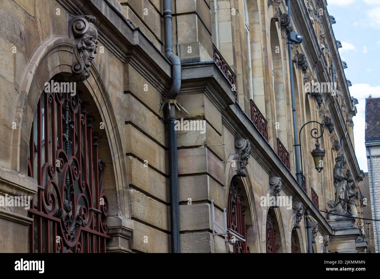Gli splendidi dettagli architettonici degli edifici storici di Digione. Borgogna, Francia. Foto Stock