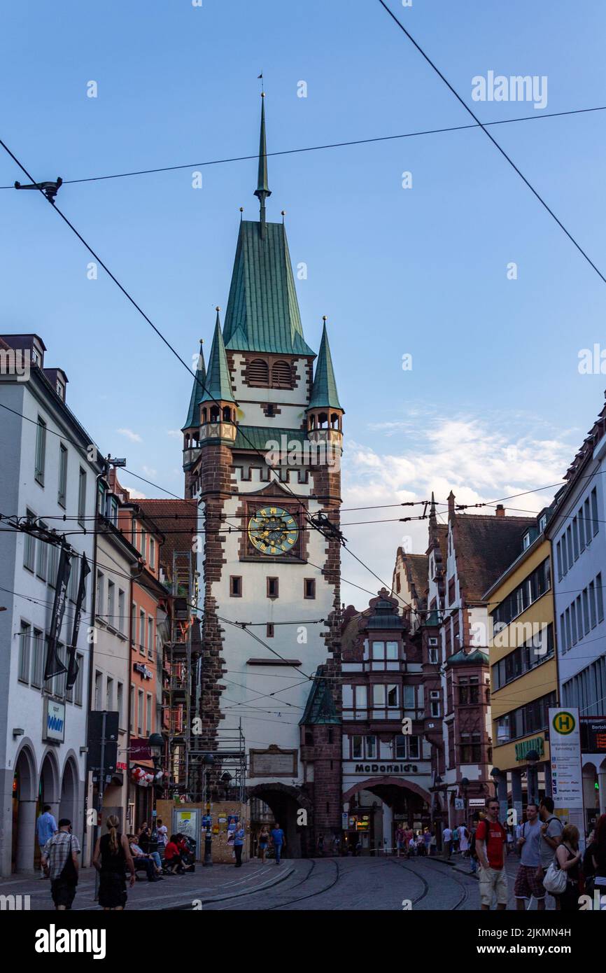 Una bella foto della porta di Martin contro il cielo blu in una giornata di sole a Friburgo in Breisgau, Germania Foto Stock