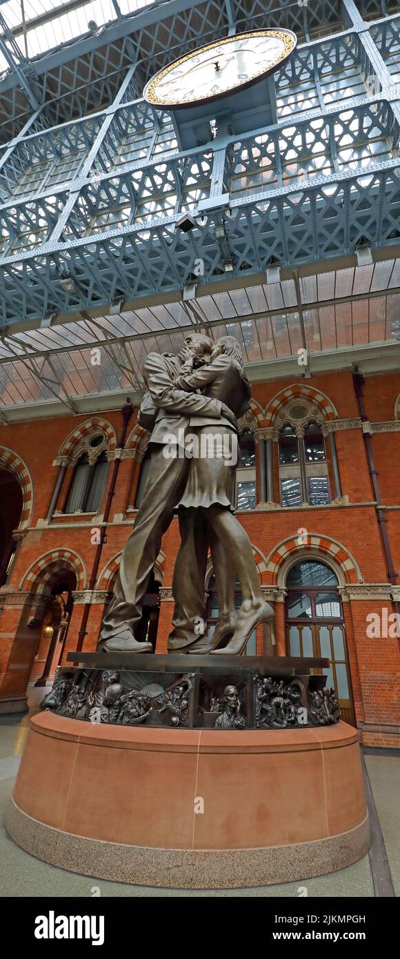 Il luogo d'incontro, da Paul Day, statua alla stazione internazionale di St Pancras, Euston Road, Londra, Inghilterra, Regno Unito, N1C 4QP Foto Stock