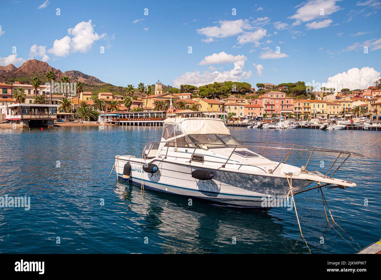 Porto Azzurro, Isola d'Elba, Italia - 19 Settembre 2021 paesaggio urbano e porto di Porto Azzurro Foto Stock