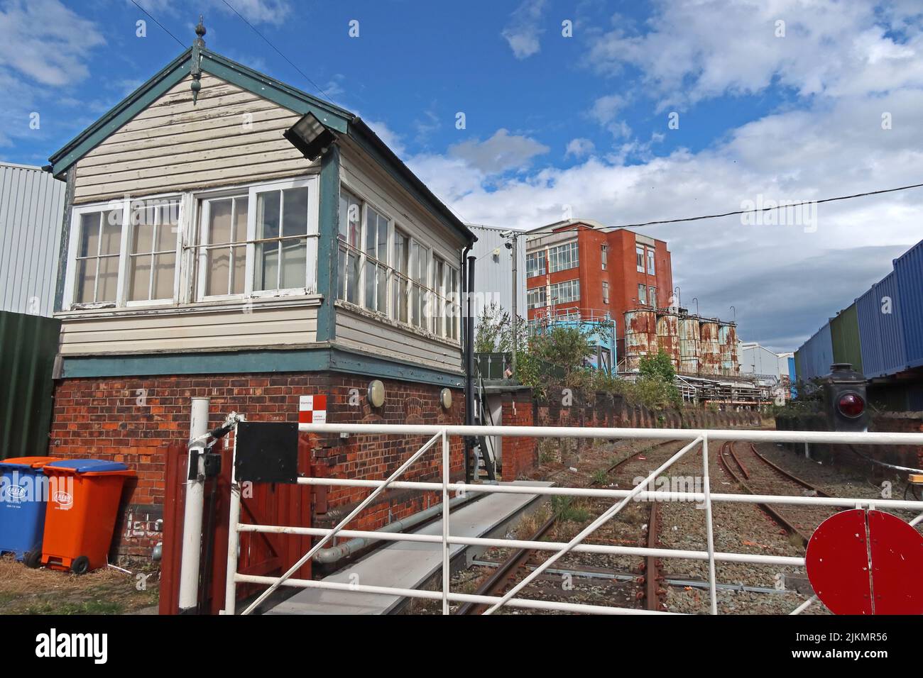 Linea ferroviaria e signalbox, attraverso la fabbrica Unilever con signalbox, a Bank Quay, Warrington, Cheshire, Inghilterra, REGNO UNITO, WA1 Foto Stock