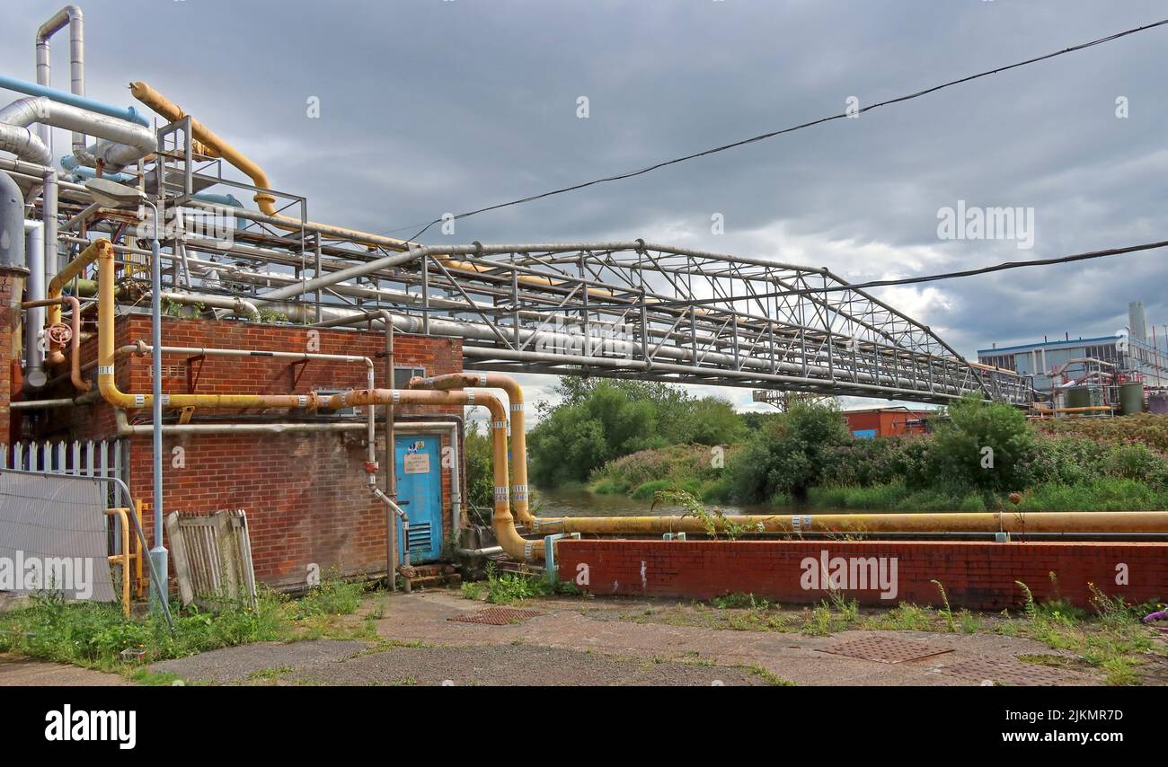 Tubazioni, sul fiume Mersey, presso la fabbrica Unilever PQ Corporation Warrington, Bank Quay, Cheshire, Inghilterra, Regno Unito, WA1 Foto Stock