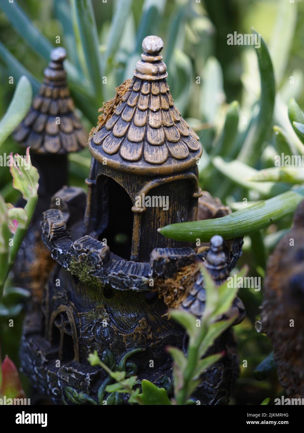 Un primo piano di un piccolo design di casa delle fate fatto di moncone in Munsinger Garden Foto Stock