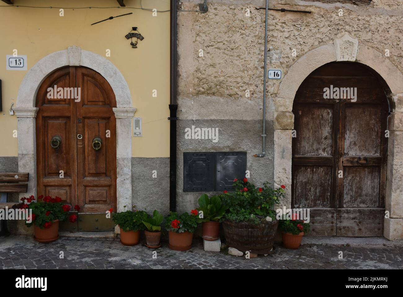 Le vecchie porte d'ingresso di una casa a Castrovalva, una città in Abruzzo, Italia Foto Stock