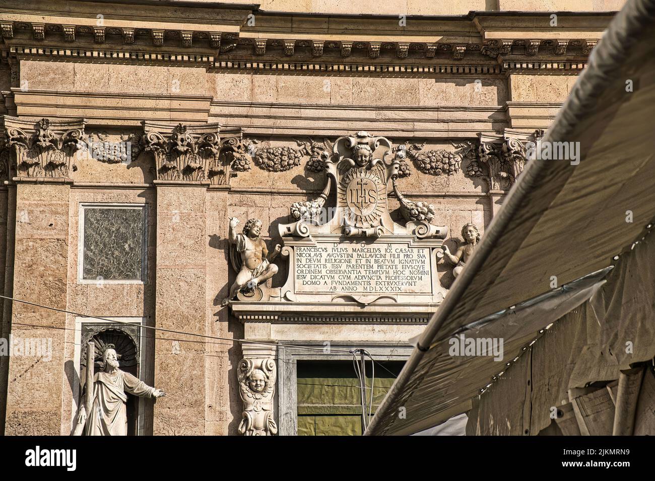 Genova è una delle città più interessanti, particolari e belle d'Europa, spremuta tra i monti liguri e il mare blu celeste. Foto Stock