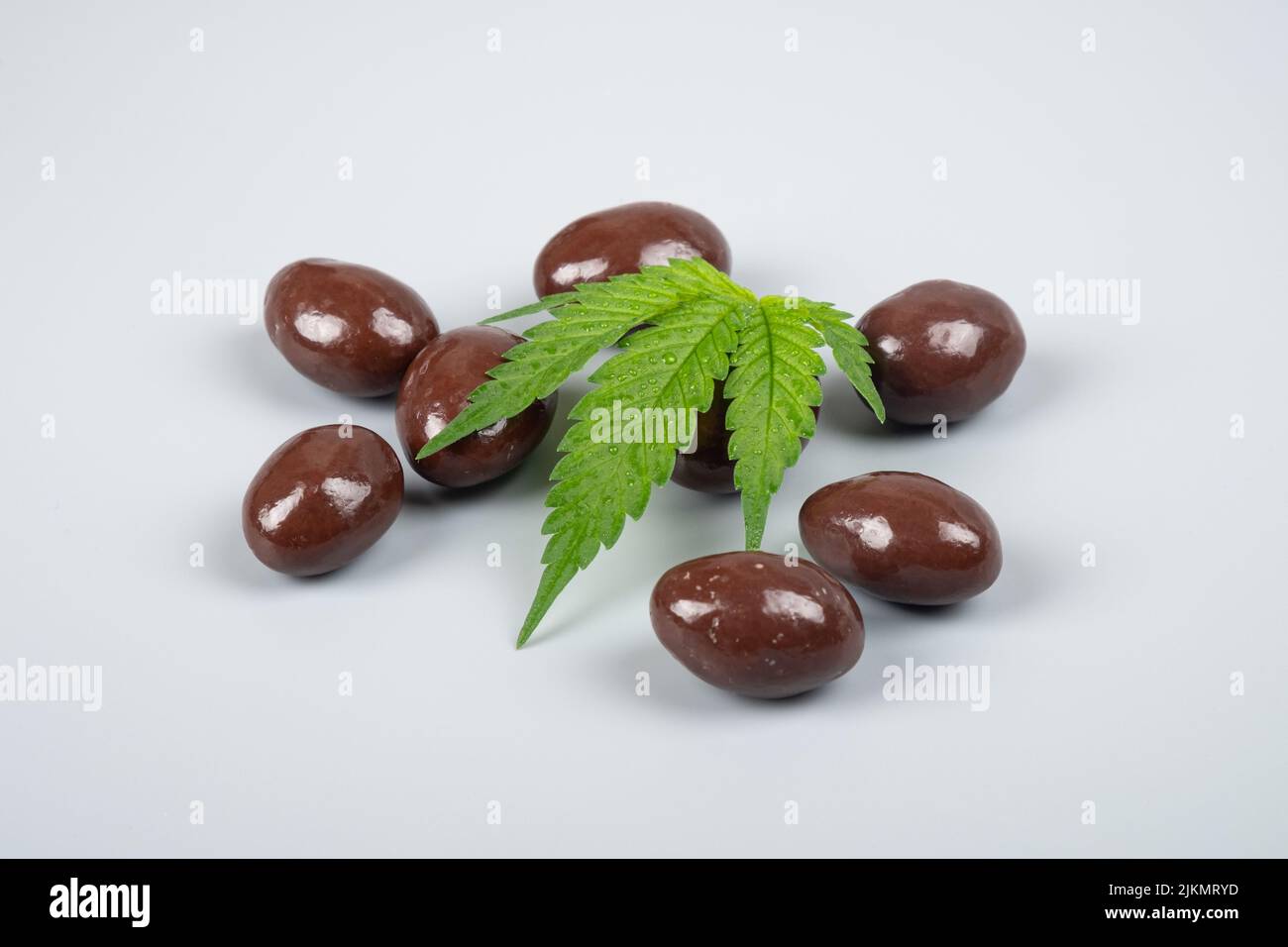 caramelle al cioccolato con estratto di thc, nocciole dolci al cioccolato con marijuana. Foto Stock