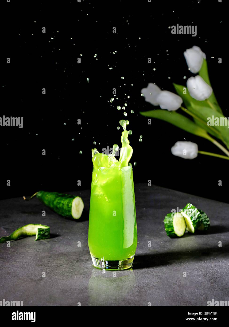 Un colpo verticale del succo di cetriolo e fiori Foto Stock