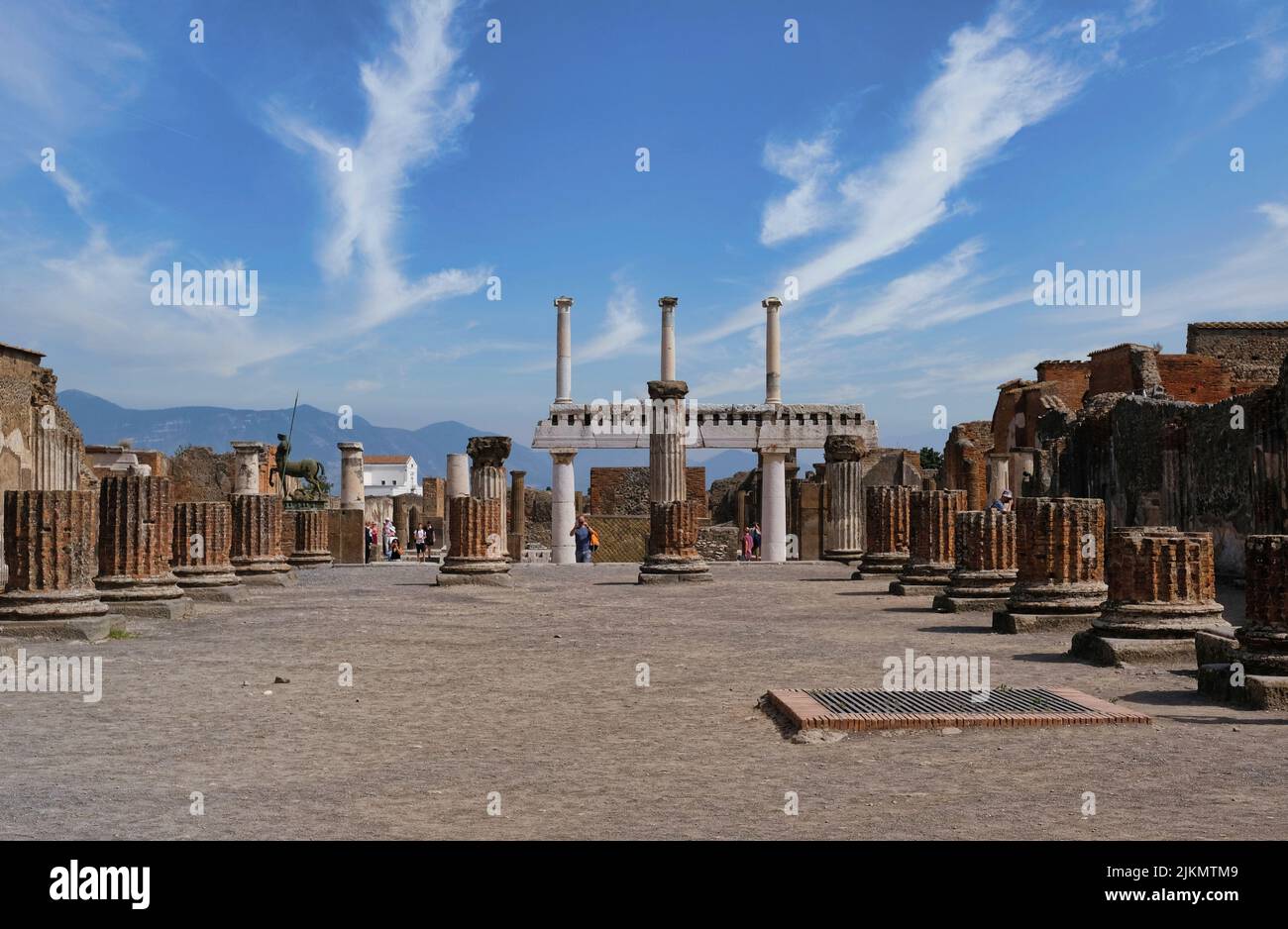 La Basilica, fu l'edificio più sontuoso del Foro di Pompei, e il suo spazio fu utilizzato per svolgere attività e per l'amministrazione della giustizia. Foto Stock