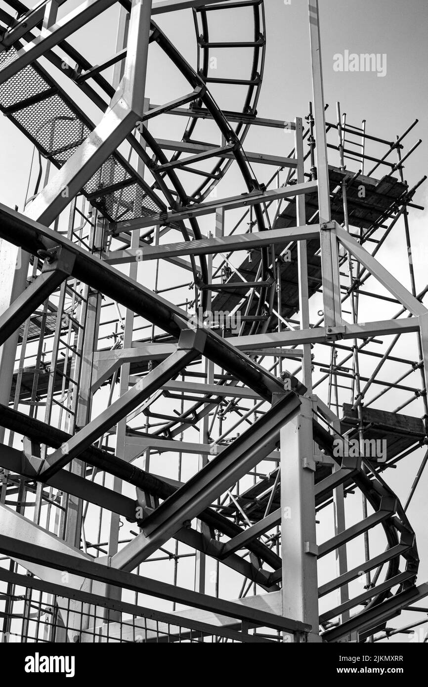 Una foto in scala di grigi delle rotaie delle montagne russe sul Brighton Pier. Regno Unito. Foto Stock