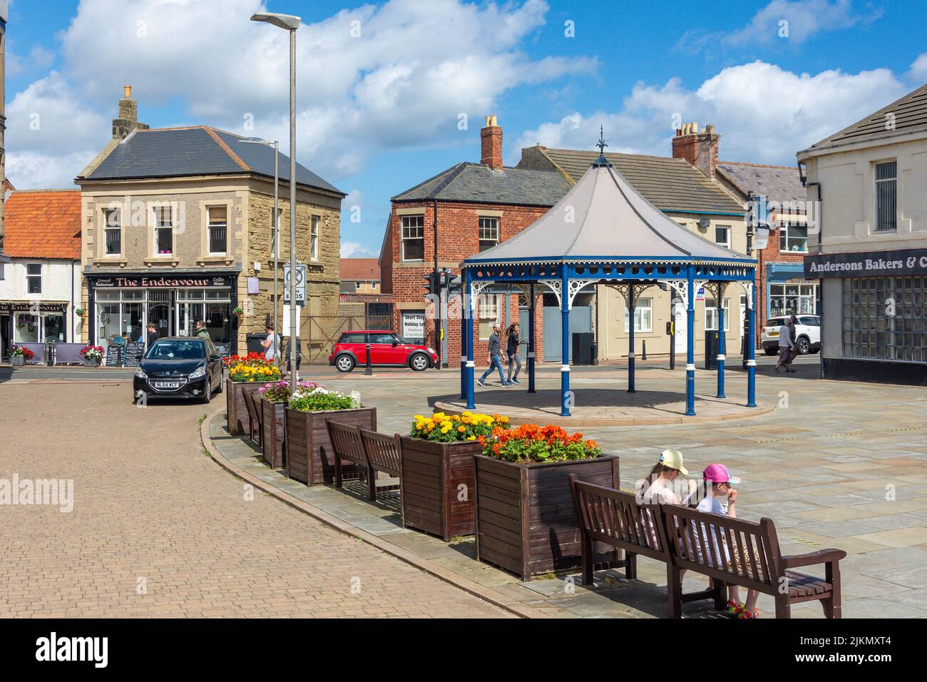 Piazza, Front Street, Newbiggen-by-the-Sea, Northumberland, Inghilterra, Regno Unito Foto Stock