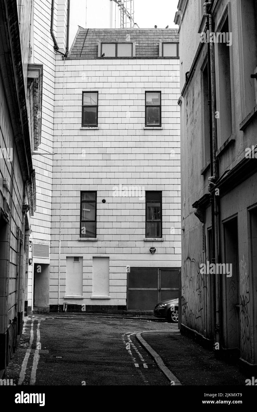 Una foto verticale di una strada stretta con edifici residenziali in scala di grigi, Brighton Foto Stock