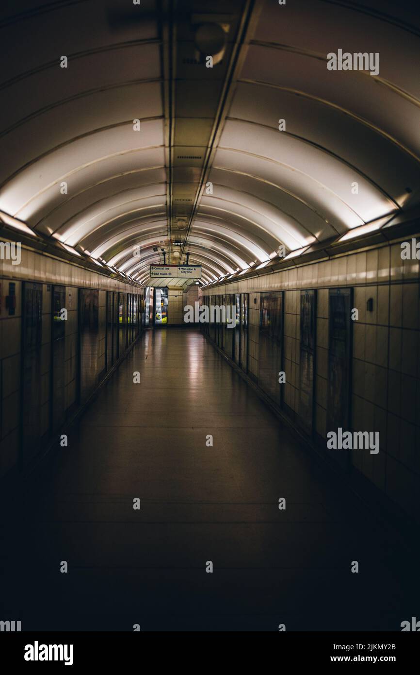 Uno scatto verticale di un tunnel sotterraneo a Londra Foto Stock