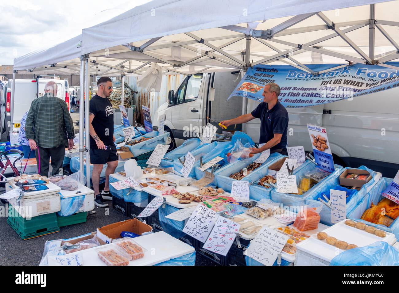 Bancarella di frutti di mare in amble Quayside Market, amble, Northumberland, Inghilterra, Regno Unito Foto Stock
