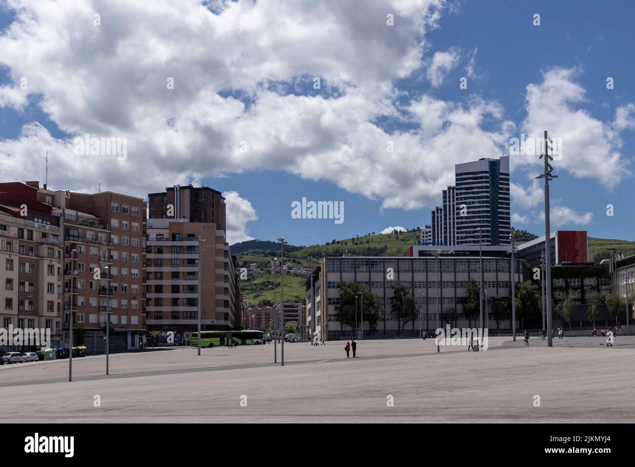 La piazza si trova di fronte al campo di calcio di San Mames nella città di Bilbao, Spagna Foto Stock