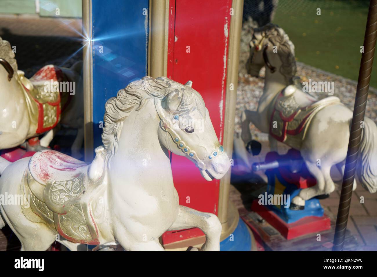 Un primo piano di un pony giocattolo presso la finestra di vetro Foto Stock