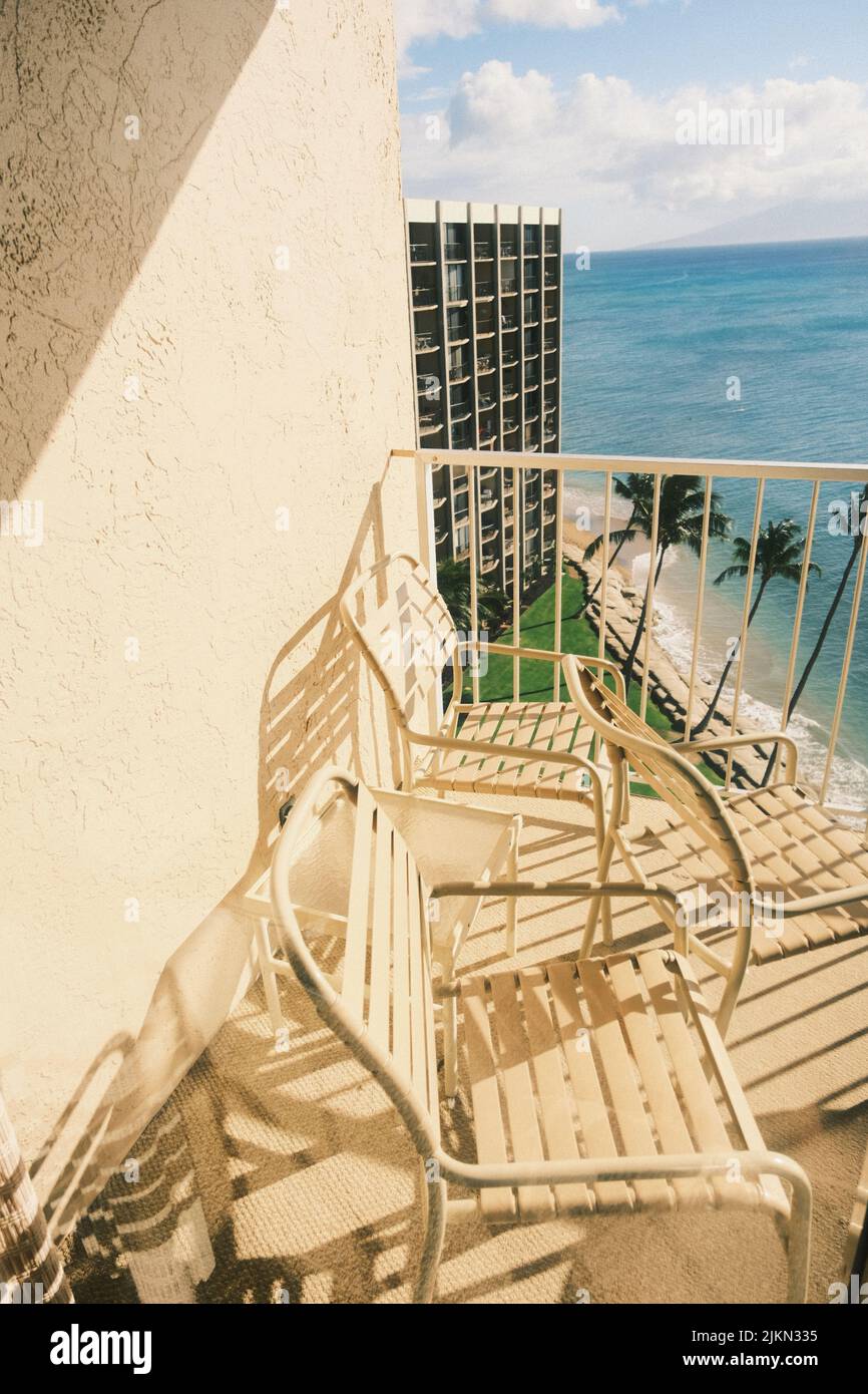 Un primo piano di un balcone con l'oceano sullo sfondo a Lahaina, Maui, Hawaii Foto Stock