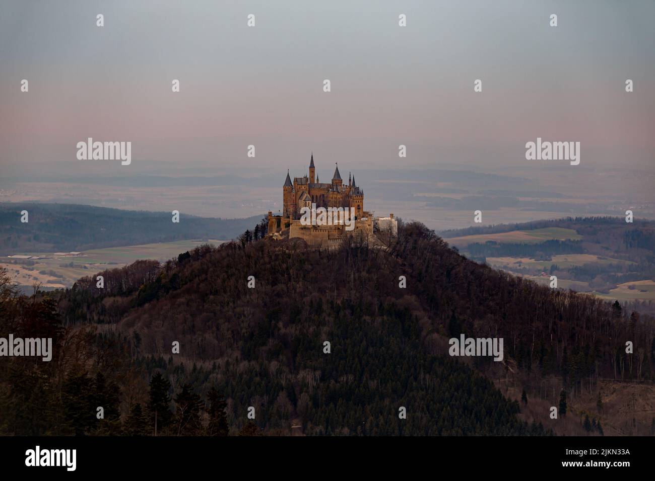 Un drone aereo del Castello Hohenzollern, una sede ancestrale della casa imperiale in Germania Foto Stock