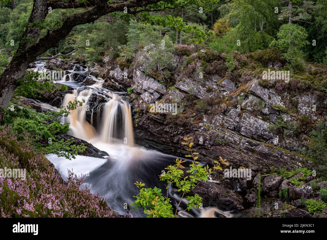 Una vista panoramica della cascata delle Rogie Falls in Scozia Foto Stock