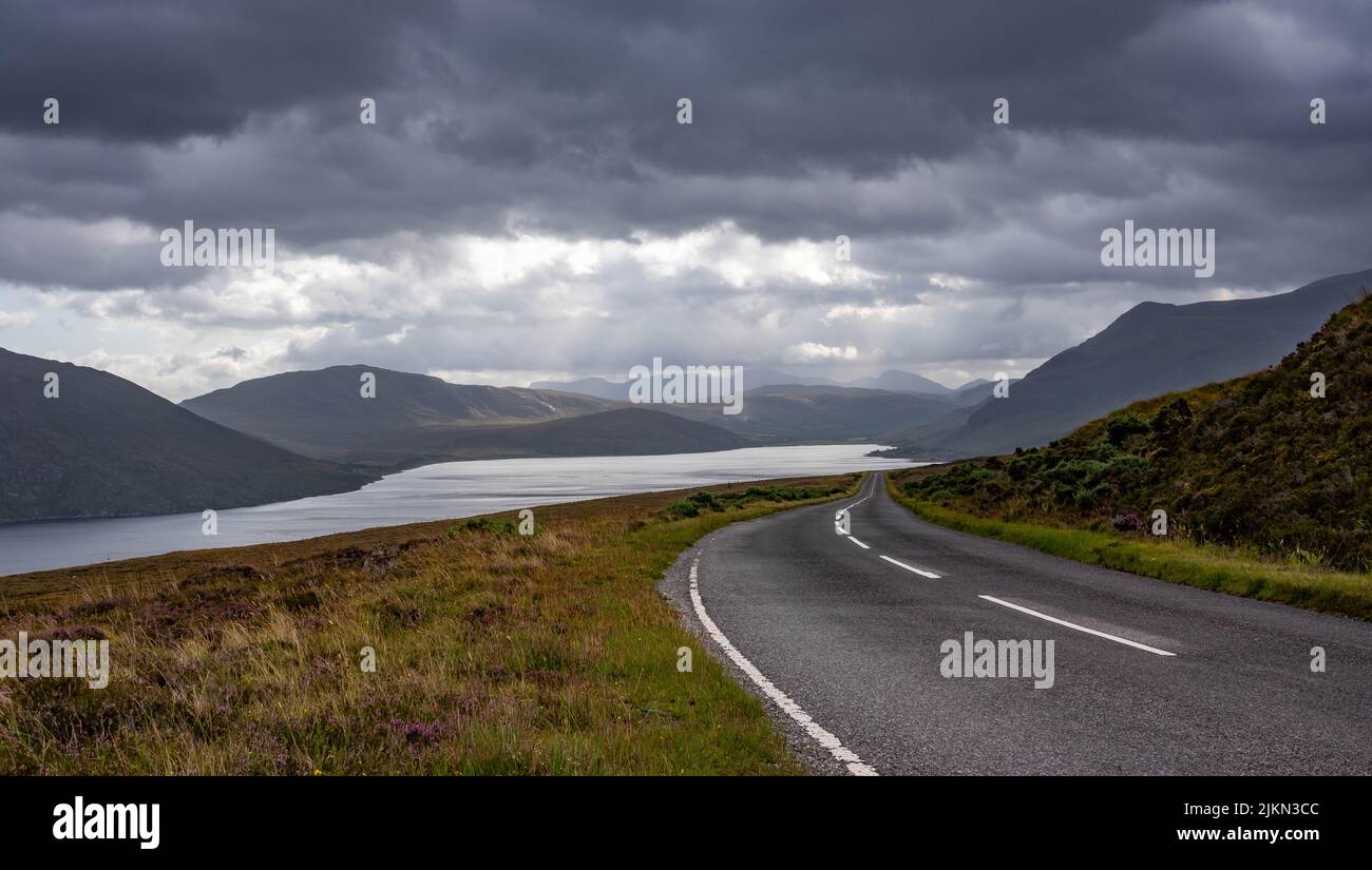 Un bellissimo paesaggio con una strada a Loch Broroom, Scozia Foto Stock