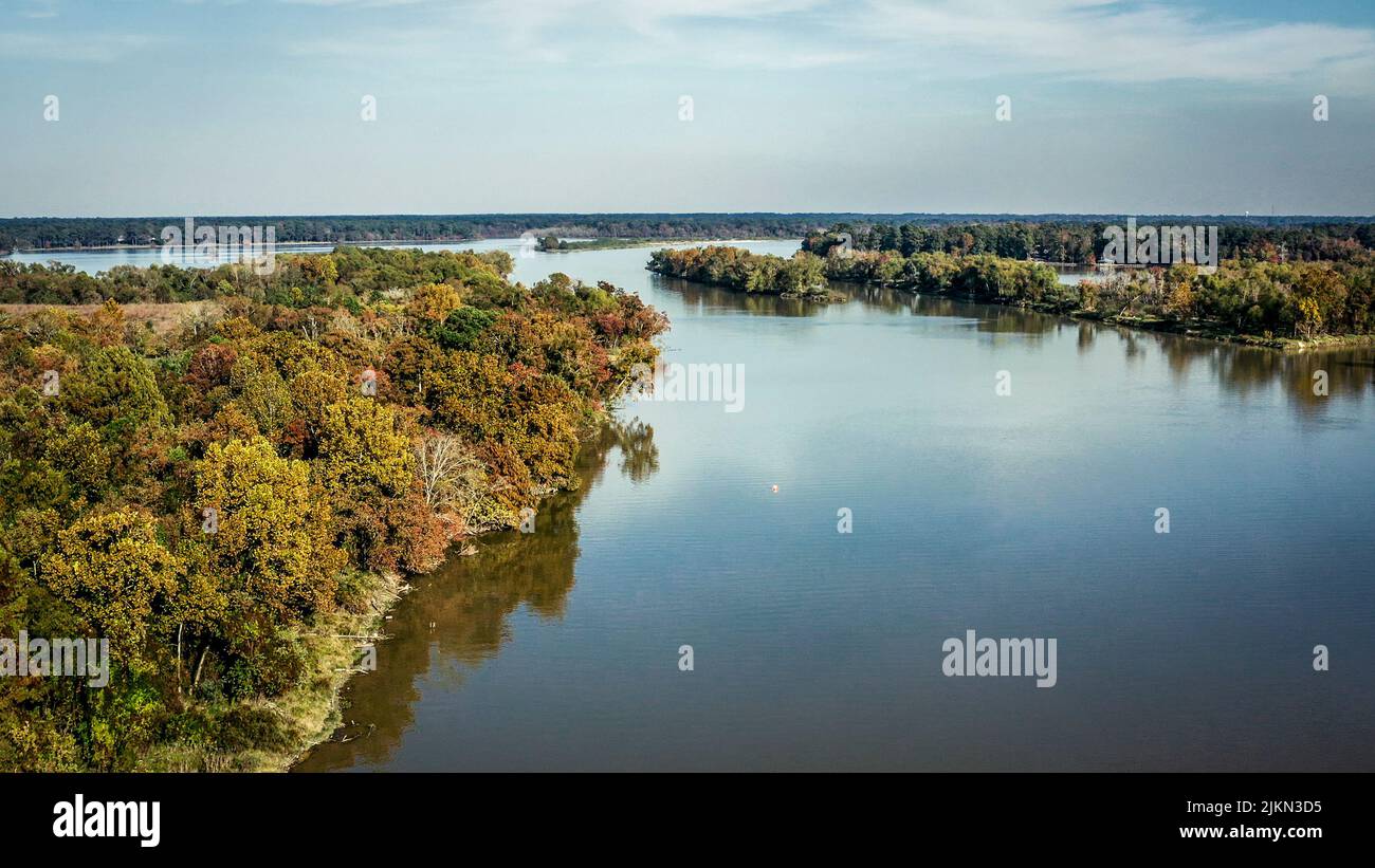 Un drone aereo del lago Houston circondato da alberi colorati a Kingwood, Texas, Stati Uniti Foto Stock