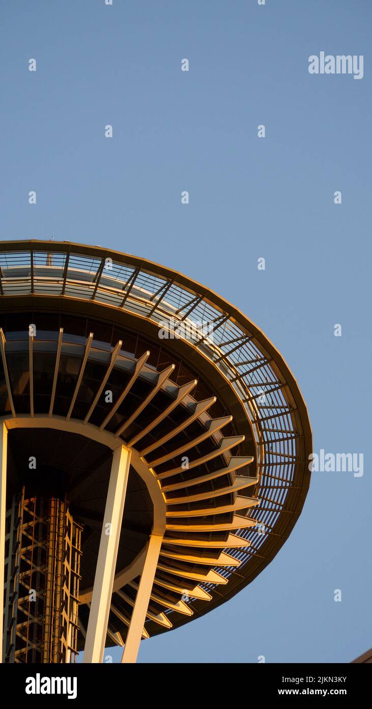 Uno scatto verticale ad angolo basso della cima della torre di osservazione dello Space Needle contro il cielo blu Foto Stock