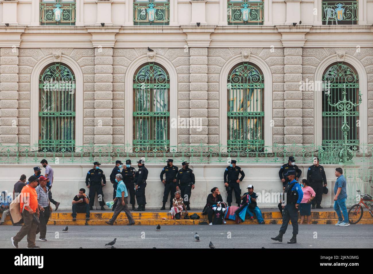 San Salvador CAM (agenti municipali) e polizia si trovano di fronte al Palazzo Nazionale dopo che lo stato di emergenza è stato dichiarato in El Salvador Foto Stock