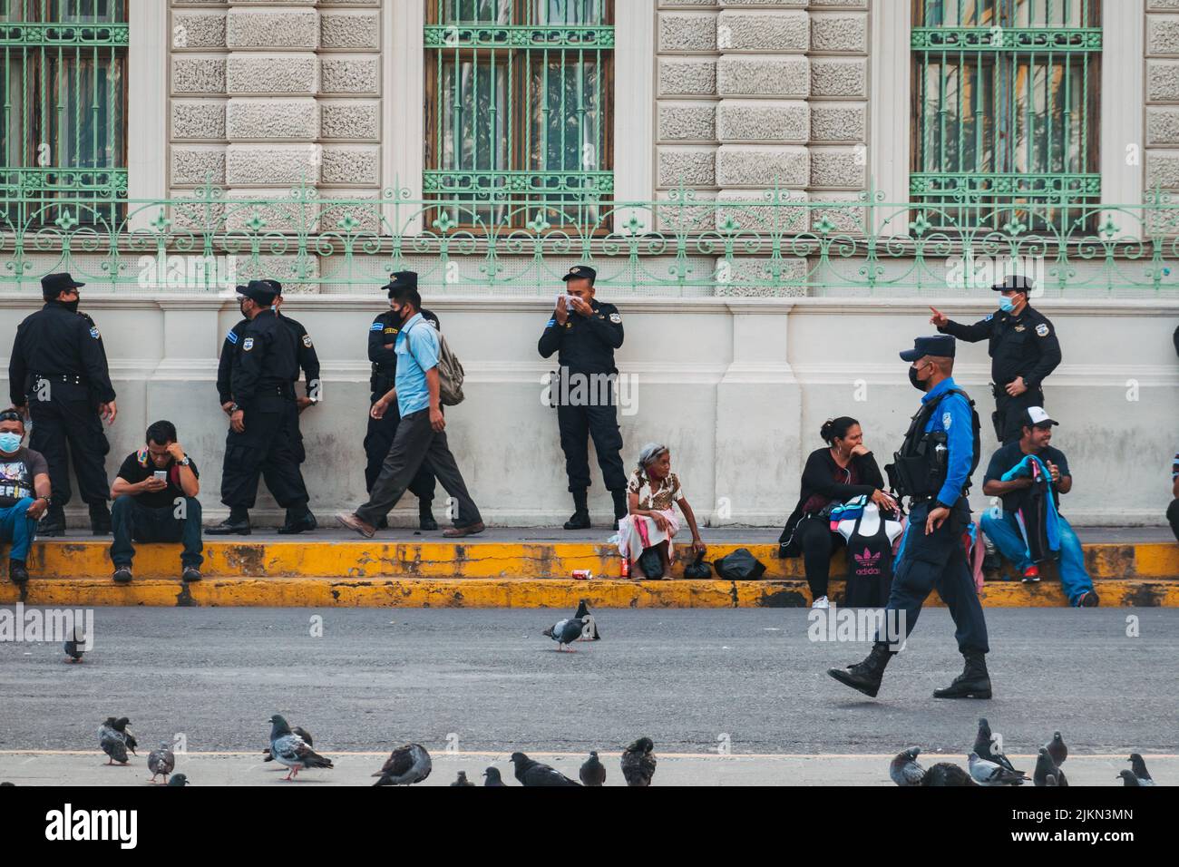 San Salvador CAM (agenti municipali) e polizia si trovano di fronte al Palazzo Nazionale dopo che lo stato di emergenza è stato dichiarato in El Salvador Foto Stock