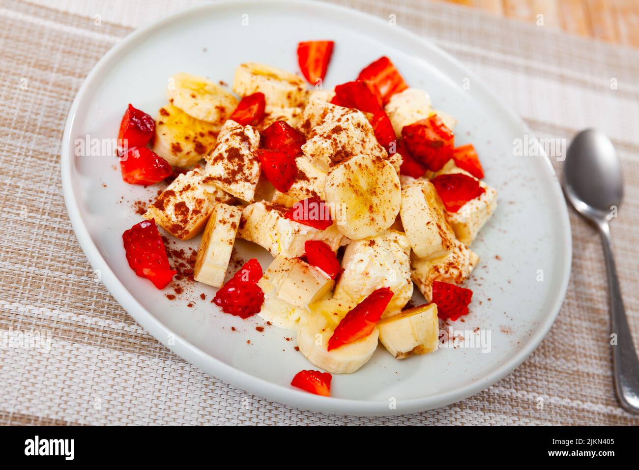 Gelato con fragole tritate e banane servito al tavolo Foto Stock