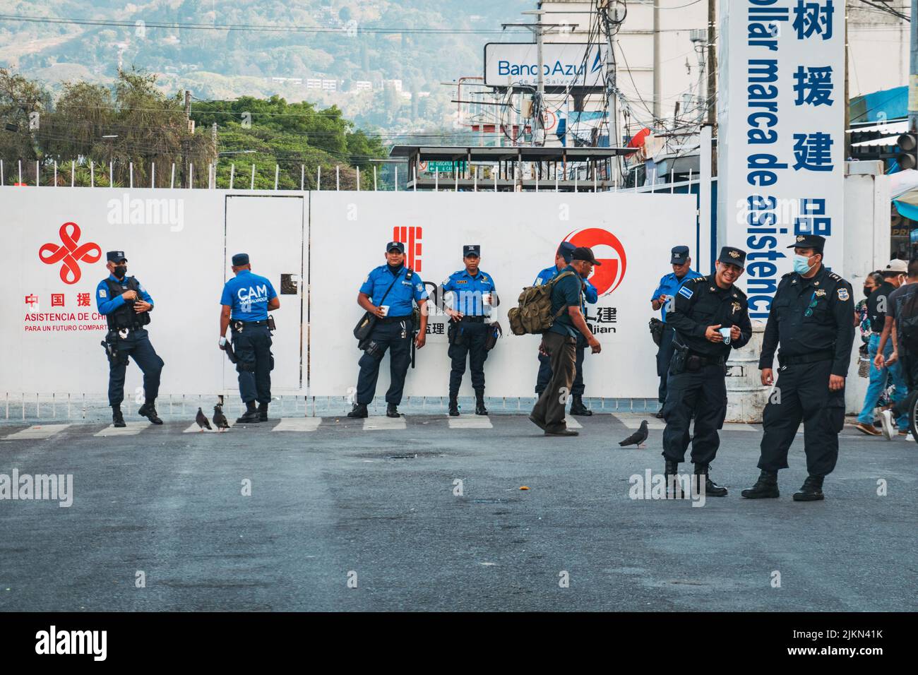 Cuerpos de Agentes Metropolitanos custodisca un progetto di costruzione assistito dalla Cina per costruire una nuova biblioteca pubblica nazionale a San Salvador, El Salvador Foto Stock