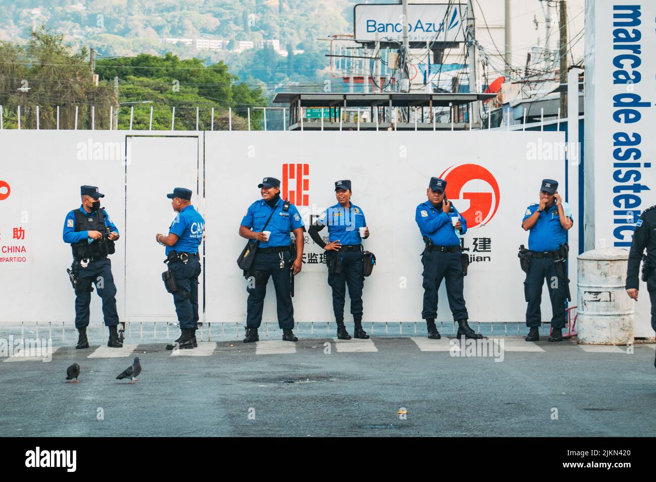 Cuerpos de Agentes Metropolitanos custodisca un progetto di costruzione assistito dalla Cina per costruire una nuova biblioteca pubblica nazionale a San Salvador, El Salvador Foto Stock